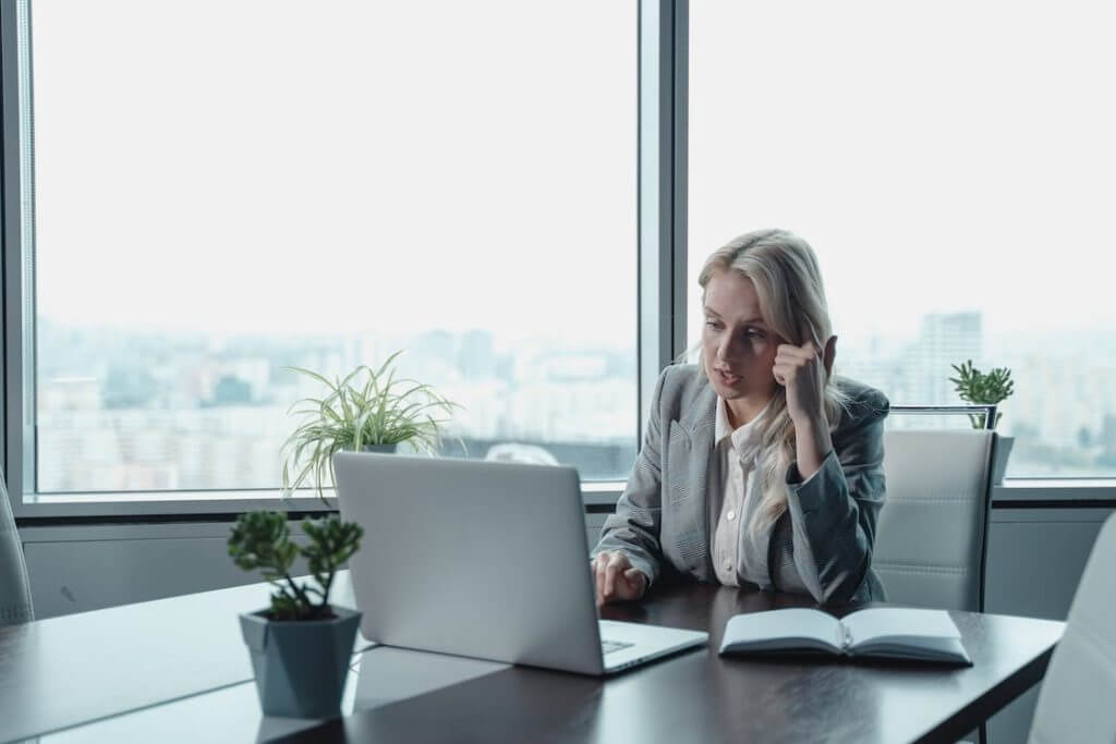 COO vs. CEO: Differences in Responsibilities COO vs. CEO