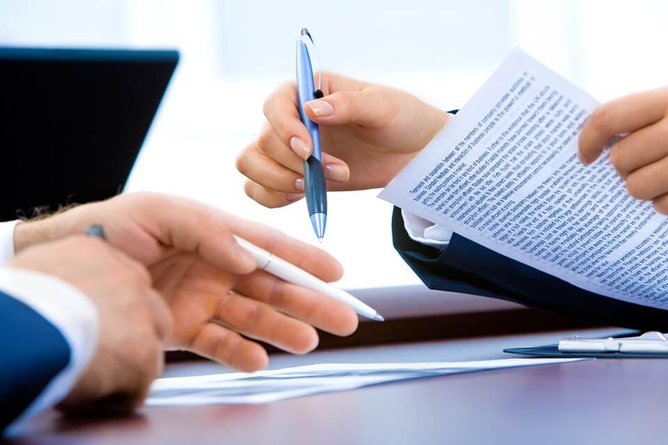 COO vs. CEO: Differences in Responsibilities COO vs. CEO